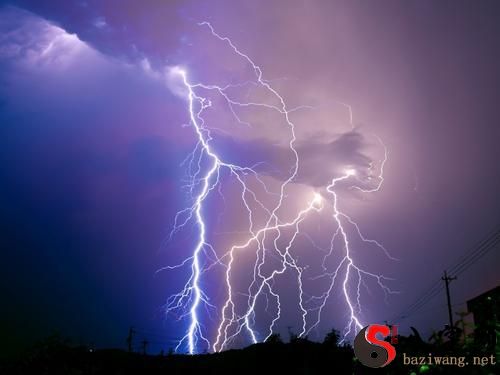 梦见电闪雷鸣瓢泼大雨